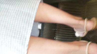 地铁站一路跟踪抄底多位美女少妇❤️好奇她们下面都穿着什么样的内内 (10)